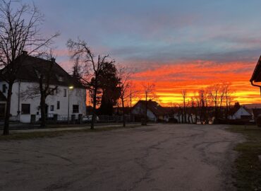 Stadt bei Sonnenuntergang